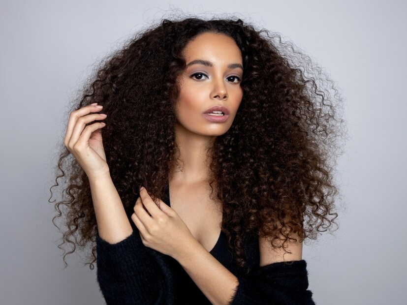  सल्फेट-फ्री शॅम्पू वापरा : कुरळ्या केसांना जास्त मॉइश्चरची (आर्द्रता) गरज असते. सल्फेट (sulphate) असलेले शाम्पू केसांना आणखी कोरडे करतात. अशा परिस्थितीत, फक्त सौम्य, सल्फेट-फ्री आणि कुरळ्या केसांसाठी योग्य शाम्पू वापरा.