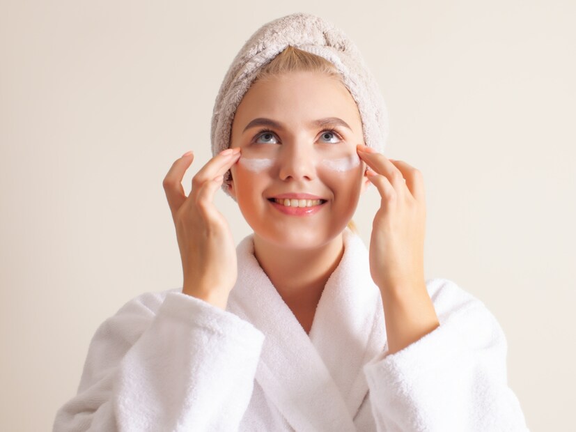  दररोज मॉइश्चराइझ करा : हवामान कितीही दमट असले तरी, मॉइश्चरायझिंग करणे आवश्यक आहे. लोक अनेकदा असे समजून ही स्टेप वगळतात की त्यांच्या त्वचेला याची गरज नाही, पण एक हलके, छिद्रांसाठी अनुकूल मॉइश्चरायझर त्वचेतील ओलावा टिकवून ठेवण्यास मदत करते. उष्ण हवामानात, जेल-बेस्ड किंवा वॉटर-बेस्ड मॉइश्चरायझर निवडा जे हलके असतात आणि तुमच्या त्वचेची छिद्रे बंद करत नाहीत.