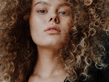 कुरळ्या केसांची काळजी कशी घ्यावी? 'या' ५ सोप्या टिप्स वापरून केसांना द्या सुंदर कुरळ्या केसांची काळजी कशी घ्यावी? 'या' ५ सोप्या टिप्स वापरून केसांना द्या सुंदर