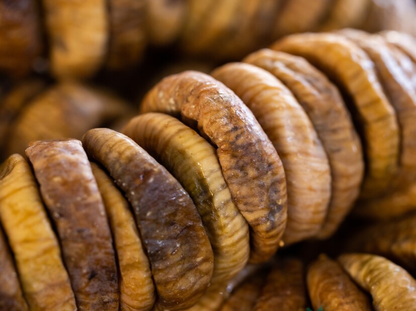  ऊर्जा वाढवते : नैसर्गिक साखर, लोह आणि आवश्यक जीवनसत्त्वे यांनी परिपूर्ण असल्यामुळे, अंजीर रक्तातील साखरेची पातळी न वाढवता ऊर्जा (energy) वाढवणारे एक उत्तम साधन आहे. याव्यतिरिक्त, त्याचे अँटिऑक्सिडेंट आणि सूक्ष्मजीवविरोधी गुणधर्म तुमची रोगप्रतिकारशक्ती मजबूत करण्यास मदत करतात.