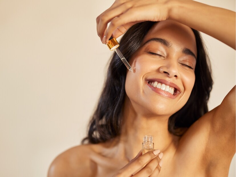  उपचार आणि डाग कमी करणे : चौथे, पिग्मेंटेशन (रंगद्रव्य) किंवा बारीक रेषा (fine lines) यांसारख्या विशिष्ट समस्यांसाठी नाईट क्रीम किंवा सीरम खूप चांगले आहेत. व्हिटॅमिन सी किंवा रेटिनॉल सारखे घटक असलेले उत्पादने शोधा, पण ते तुमच्या त्वचेच्या प्रकारासाठी योग्य आहेत याची खात्री करा. जेव्हा तुमची त्वचा रात्रीच्या वेळी दुरुस्तीच्या मोडमध्ये असते, तेव्हा ते सर्वोत्तम काम करतात.