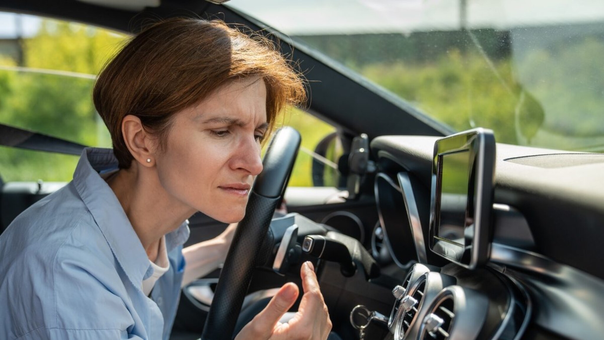 पार्क केलेल्या गाडीत AC लावताय? थांबा! जीवघेणा ठरू शकतो हा 'कूल' उपाय!