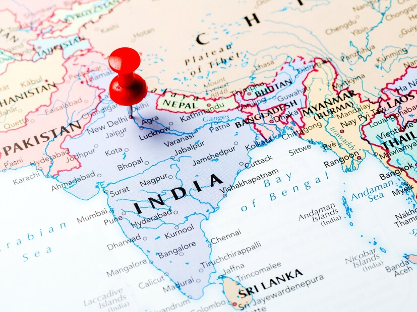  'इंडिया' हे नाव ब्रिटिश राजवटीत लोकप्रिय झाले. ब्रिटिशांनी भारतावर सुमारे 200 वर्षे राज्य केले. 18 व्या शतकात, ब्रिटिश नकाशांवर भारतासाठी "इंडिया" हा शब्द वापरला जात होता. हे नाव सिंधू नदीवरून आले आहे, ज्याला संस्कृतमध्ये सिंधू म्हणतात.