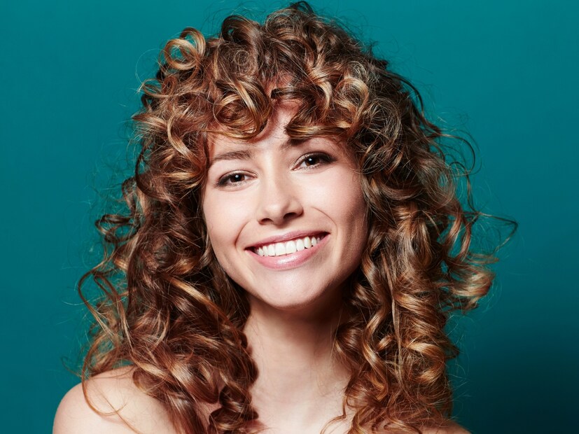  डीप कंडिशनिंग आवश्यक आहे : आठवड्यातून एकदा डीप कंडिशनिंग (Deep conditioning) नक्की करा. यामुळे केसांना ओलावा मिळतो आणि ते मऊ, चमकदार आणि बाउन्सी दिसतात. खोबरेल तेल किंवा एरंडेल तेलाने डीप कंडिशनिंग करा.