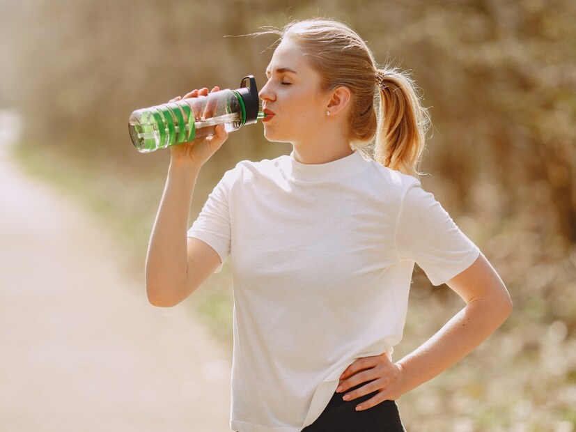  शरीराला आतून हायड्रेट करा : पाचवे, हायड्रेशन (पाण्याची पातळी) खूप महत्त्वाची आहे, म्हणून झोपण्यापूर्वी भरपूर पाणी प्यायला विसरू नका. आतून हायड्रेट राहणे हे योग्य उत्पादने वापरण्याइतकेच महत्त्वाचे आहे. यामुळे त्वचेची लवचिकता टिकून राहते आणि ती ताजीतवानी आणि तेजस्वी राहते, विशेषतः भारताच्या उष्ण आणि दमट वातावरणात.