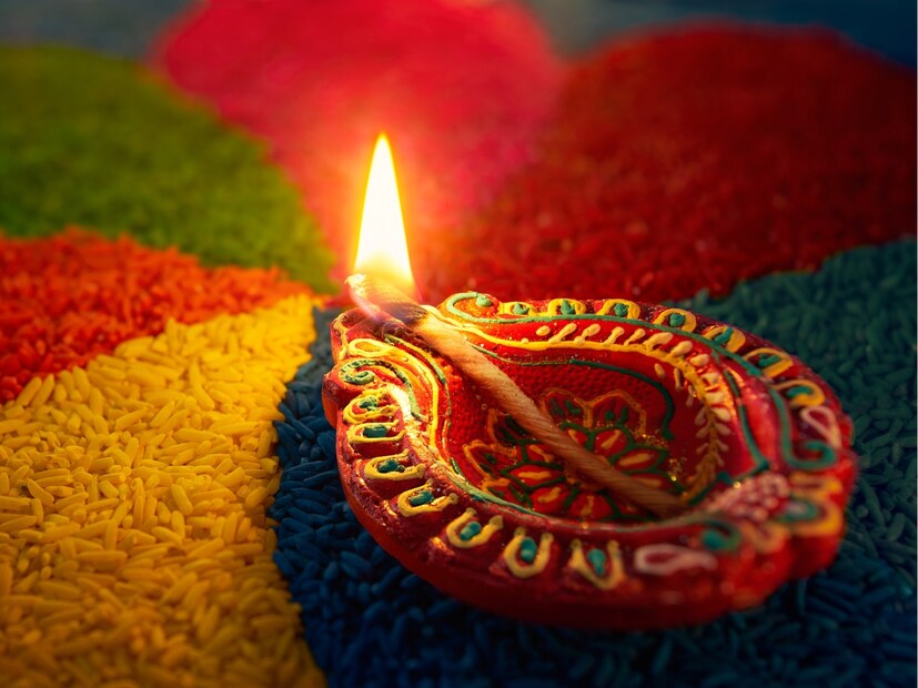  दिव्यांमध्ये गायीच्या दुधापासून बनवलेले तूप वापरा कारण त्यात सत्व तत्व असते. नेहमी सरळ वाती वापरणे चांगले असते, कारण सरळ वाती उच्च देवता आणि परमेश्वराचा आशीर्वाद मिळवतात. सरळ वात पूर्ण अग्नी तत्वाचे प्रतीक आहे. हे उपासकाच्या मनात सकारात्मकता आणि आनंद निर्माण करते.