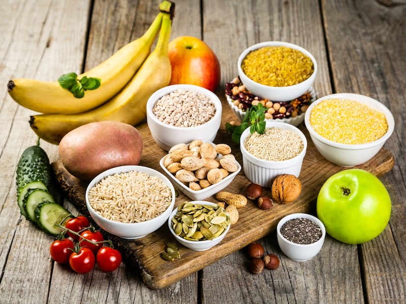  निरोगी आहार (Healthy Diet) : खाण्याच्या सवयींचाही मानसिक आरोग्यावर परिणाम होतो. संतुलित आणि पौष्टिक आहार मेंदूचे कार्य सुधारण्यात महत्त्वाची भूमिका बजावतो. चांगला आहार घेतल्याने शरीराला ओमेगा-3 फॅटी ॲसिड, अँटीऑक्सिडंट्स, व्हिटॅमिन बी आणि मॅग्नेशियम यांसारखी पोषक तत्वे मिळतात, जी मेंदूसाठी चांगली आहेत.