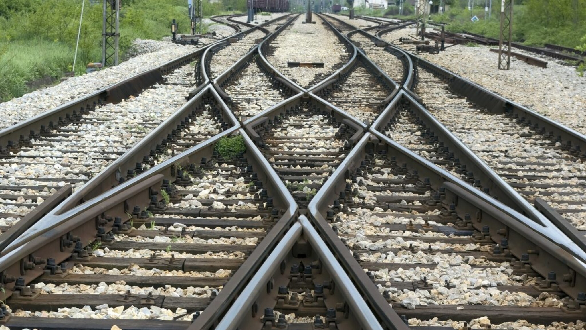 GK : रेल्वे रुळांवर दगड का टाकलेले असतात? यामागचं विज्ञान तुम्हाला माहीत आहे का?