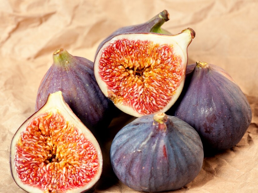  निरोगी त्वचेला प्रोत्साहन : रोज एक अंजीर खाल्ल्याने तुमची त्वचा अधिक निरोगी आणि चमकदार होऊ शकते. अँटिऑक्सिडंट्स आणि जीवनसत्त्वांनी समृद्ध असलेले अंजीर वाढत्या वयाची चिन्हे (signs of ageing) कमी करण्यास मदत करतात आणि त्वचेवर नैसर्गिक चमक आणतात. त्याचे दाहक-विरोधी गुणधर्म (anti-inflammatory properties) त्वचेची जळजळ शांत करण्यास देखील मदत करू शकतात.