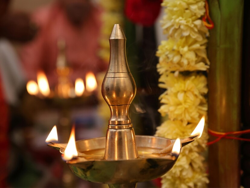  मातीचे दिवे : उत्तर भारतातील राज्यांमध्ये (उत्तर प्रदेश, बिहार आणि राजस्थान) डिझाइन आणि नमुन्यांनी सजवलेले मातीचे दिवे जास्त पसंत केले जातात, जे देवी लक्ष्मीच्या पावलांचे प्रतीक आहेत आणि वाईट आत्म्यांना दूर ठेवतात असे मानले जाते.