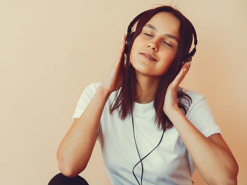  गाणी ऐका : मेंदूला सक्रिय ठेवण्यासाठी गाणी ऐकणे आणि गाणे खूप प्रभावी मानले जाते. ताण कमी करण्यासाठी तुम्ही तुमची आवडती आणि चांगली गाणी ऐकू शकता. यामुळे तुमचे लक्ष केंद्रित करण्याची क्षमता वाढेल आणि तुमचा मूड सुधारेल.