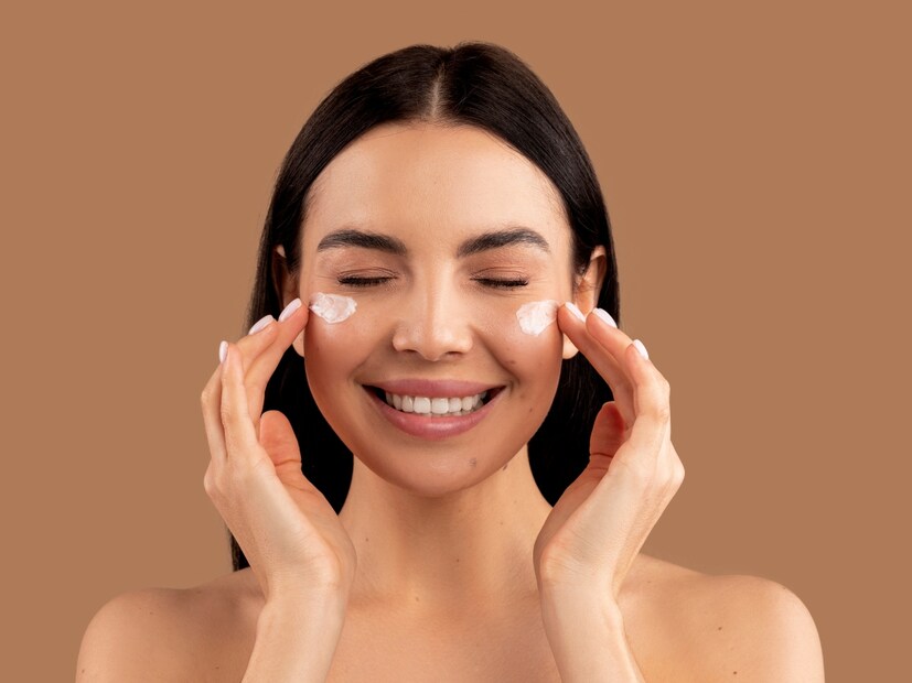  डोळे आणि ओठांकडे दुर्लक्ष करू नका : शेवटी, तुमचे ओठ आणि डोळ्यांना विसरू नका. डोळ्यांच्या आजूबाजूची त्वचा पातळ असते आणि दमट हवामानात ती सुजण्याची शक्यता असते. कॅफीन असलेले आय क्रीम वापरल्याने सूज कमी होण्यास मदत होते. तसेच, तुमचे ओठ मऊ ठेवण्यासाठी आणि कोरडेपणा टाळण्यासाठी लिप बाम लावा.