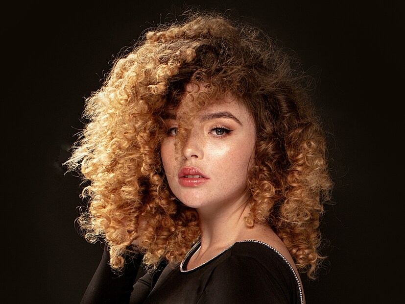  हेअर सीरम आणि लीव्ह-इन कंडिशनरचा वापर : केसांना जास्त काळ मॉइश्चराइज ठेवण्यासाठी लीव्ह-इन कंडिशनर (Leave-in conditioner) आणि हेअर सीरम (hair serum) खूप फायदेशीर ठरतात. ते केसांना सोडवण्यासाठीही मदत करतात.