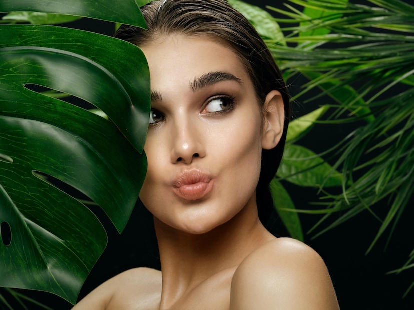 उष्णता आणि आर्द्रतेमुळे आपल्या त्वचेवर खूप परिणाम होतो, खासकरून रात्रीच्या वेळी, जेव्हा त्वचा दुरुस्तीच्या मोडमध्ये जाते. उन्हाळ्याच्या दिवसात तुमच्या त्वचेला अतिरिक्त काळजीची (TLC) गरज असते, कारण उष्ण सूर्यप्रकाश आणि प्रदूषण कालांतराने तुमची चमक हिरावून घेऊ शकतात. रात्रीची सहा-स्टेप असलेली साधी रुटीन तुमची त्वचा स्वच्छ, हायड्रेटेड आणि चमकदार ठेवण्यासाठी खूप प्रभावी ठरू शकते.  उष्णता आणि आर्द्रतेमुळे आपल्या त्वचेवर खूप परिणाम होतो, खासकरून रात्रीच्या वेळी, जेव्हा त्वचा दुरुस्तीच्या मोडमध्ये जाते. उन्हाळ्याच्या दिवसात तुमच्या त्वचेला अतिरिक्त काळजीची (TLC) गरज असते, कारण उष्ण सूर्यप्रकाश आणि प्रदूषण कालांतराने तुमची चमक हिरावून घेऊ शकतात. रात्रीची सहा-स्टेप असलेली साधी रुटीन तुमची त्वचा स्वच्छ, हायड्रेटेड आणि चमकदार ठेवण्यासाठी खूप प्रभावी ठरू शकते.