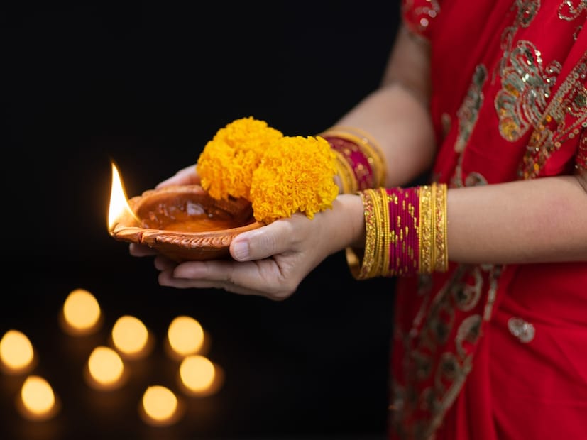  तुम्ही अखंड दिवा किंवा अखंड ज्योत देखील लावू शकता, जी न विझणारी ज्योत असते आणि दिवाळीत तिचे विशेष महत्त्व आहे. रात्रभर जळणारे दिवे दिवाळीच्या दाट अंधाऱ्या रात्री वाईट शक्तींना तुमच्या घरापासून दूर ठेवतात. याव्यतिरिक्त, रात्रभर जळणारा दिवा म्हणजे लक्ष्मी आणि गणेशाचे स्वागत करणे आणि त्यांना प्रकाश दाखवणे.