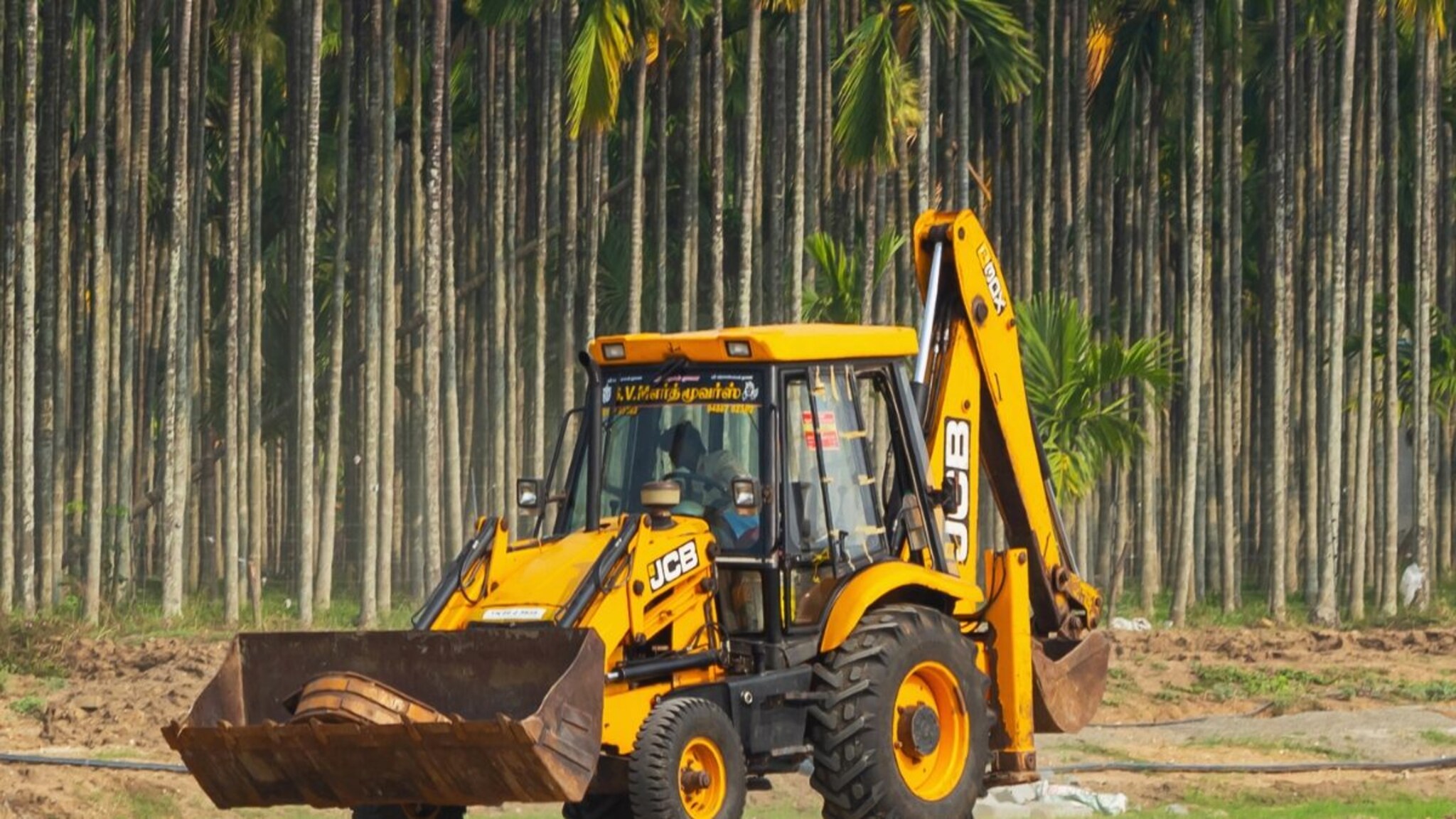 JCB नेहमी पिवळ्या रंगाचाच का असतो? 'ही' आहे त्यामागची खास गोष्टी, नावातही आहे 'हे' वेगळेपण!