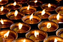 मातीचे दिवे की पितळेचे? कोणत्या दिव्याने घरात येते सकारात्मक ऊर्जा? 
