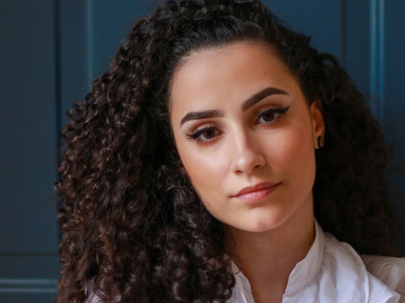  या प्रकारे, जर तुम्ही थोड्या हुशारीने कुरळ्या केसांची काळजी घेतली आणि योग्य उत्पादने निवडली, तर तुमचे केस केवळ निरोगीच दिसत नाहीत, तर तुमच्या व्यक्तिमत्त्वालाही एक वेगळे सौंदर्य देतात.