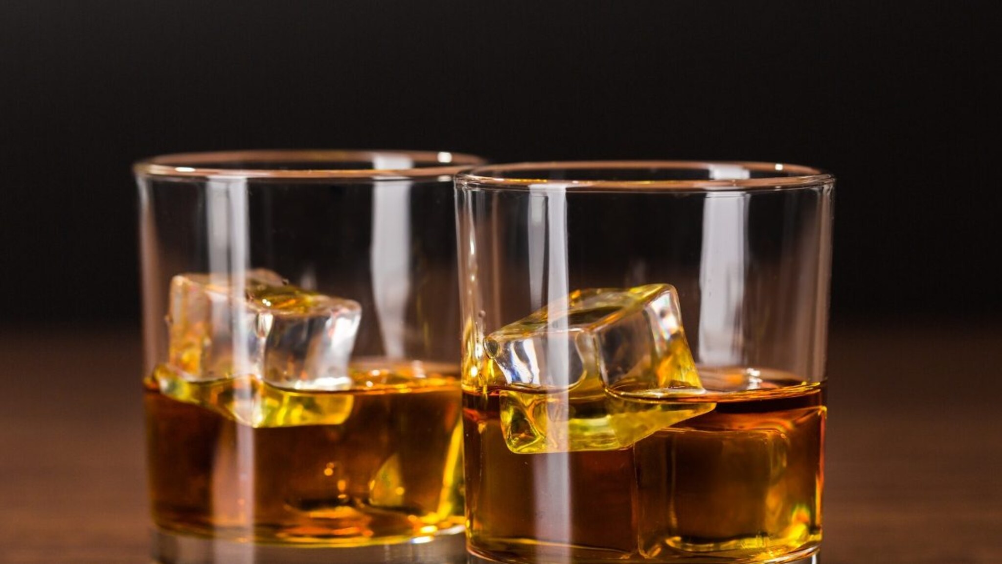 दारू नेहमी काचेच्या ग्लासमध्येच का पितात? यामागचं कारण तुम्हाला माहीत आहे का?