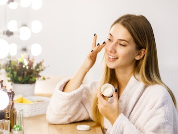 रात्री चेहऱ्याला काय लावल्याने त्वचा उजळते? तरुणींना हे माहित असायला पाहिजे रात्री चेहऱ्याला काय लावल्याने त्वचा उजळते? तरुणींना हे माहित असायला पाहिजे