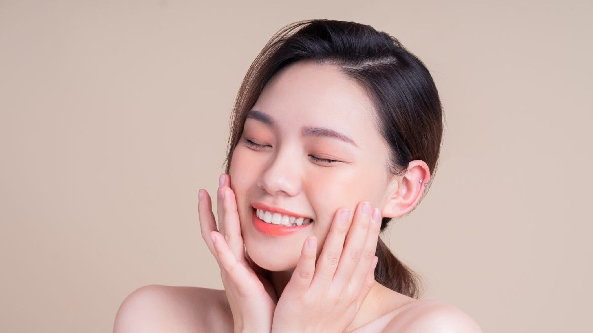 Korean skincare routine: कोरियन मुलींसारखी ग्लोइंग स्किन हवीये? रोज सकाळी फॉलो करा 'हे' 5 स्किनकेअर रुटीन!