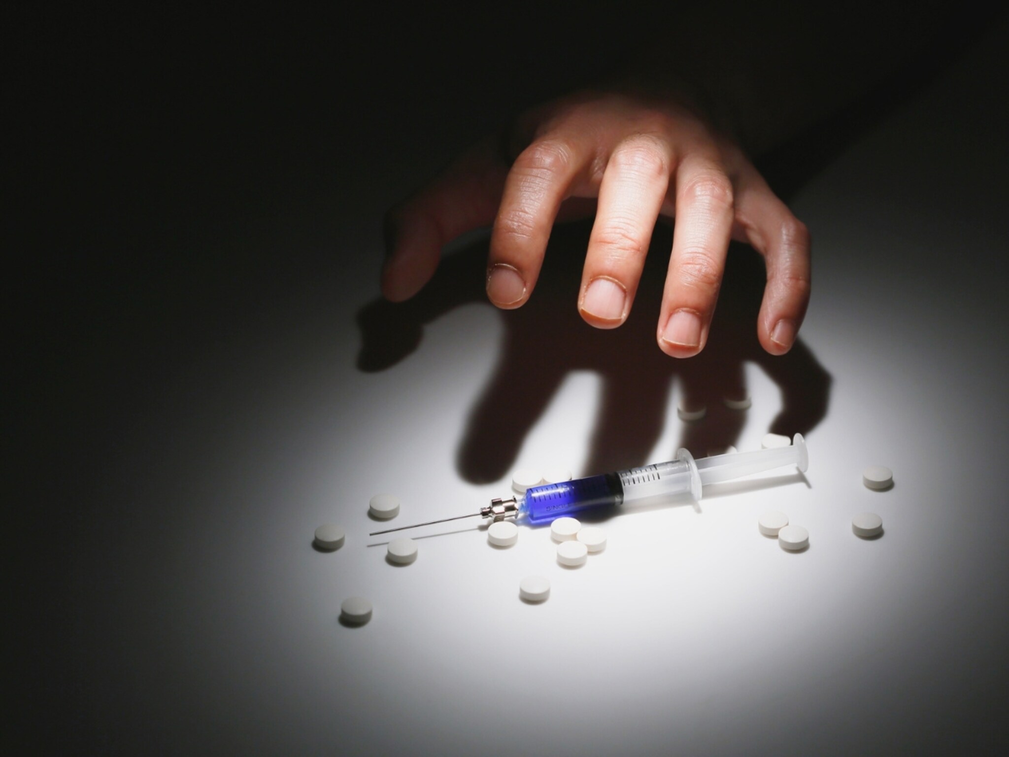 नेवरीत ड्रग्ज रॅकेट उद्ध्वस्त! दोन गाड्यांसह 10 लाखांचा माल जप्त, चौघांना अटक