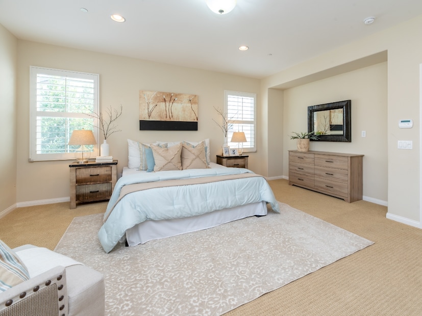 4) बेडरूममध्ये बसून कधीही जेवण करू नये. म्हणजेच बेडवर बसून अन्नपदार्थ खाणे हे तर सर्वात अशुभ मानले जाते, त्याचा कुटुंबाच्या आर्थिक बाबींवर थेट परिणाम होऊ शकतो.