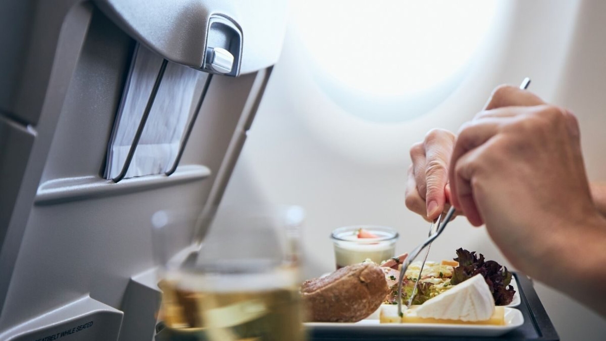 Airplane Secret : काय! प्लेनमध्ये प्रवाशांना पदार्थांतून दिलं जातं 'डबल' मीठ, पण का? एअर हॉस्टेसचा मोठा खुलासा