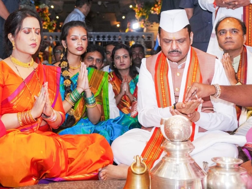 यावेळी मुख्यमंत्री देवेंद्र फडणवीस यांच्या पत्नी अमृता फडणवीस आणि मुलगी दिविजा देखील उपस्थित होत्या. यावेळी नाशिकमधील एका दामपत्याला महापुजेचा मान मिळाला. 