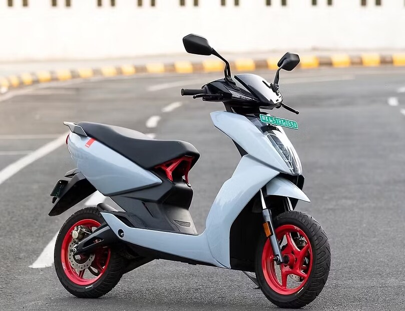 Ather 450X Gen 3 : त्याच्या तीक्ष्ण हाताळणी आणि रायडर-फर्स्ट डिझाइनसाठी ओळखले जाणारे, Ather 450X कामगिरी आणि नियंत्रणाचे परिपूर्ण मिश्रण देते. 3.7 kWh क्षमतेच्या बॅटरीने सुसज्ज, ही कार 161 किमीची रेंज देते आणि वॉर्प मोडमध्ये फक्त 3.3 सेकंदात 0 ते 40 किमी प्रतितास वेग पकडते. हे तिच्या परिष्कृत मोटर आणि बुद्धिमान सॉफ्टवेअरमुळे शक्य झाले आहे. जरी तिचा टॉप स्पीड 90 किमी प्रतितास असला तरी, ती राइड स्थिरता, टॉर्क डिलिव्हरी आणि ब्रेकिंग अचूकतेमध्ये उत्कृष्ट आहे. ज्यामुळे ती कामगिरीवर लक्ष केंद्रित करणाऱ्या शहरी रायडर्ससाठी एक उत्कृष्ट पर्याय बनते. यात सर्वोत्तम टचस्क्रीन डॅशबोर्ड देखील आहे आणि त्याची किंमत ₹1.45–1.60 लाख, एक्स-शोरूम दरम्यान आहे.