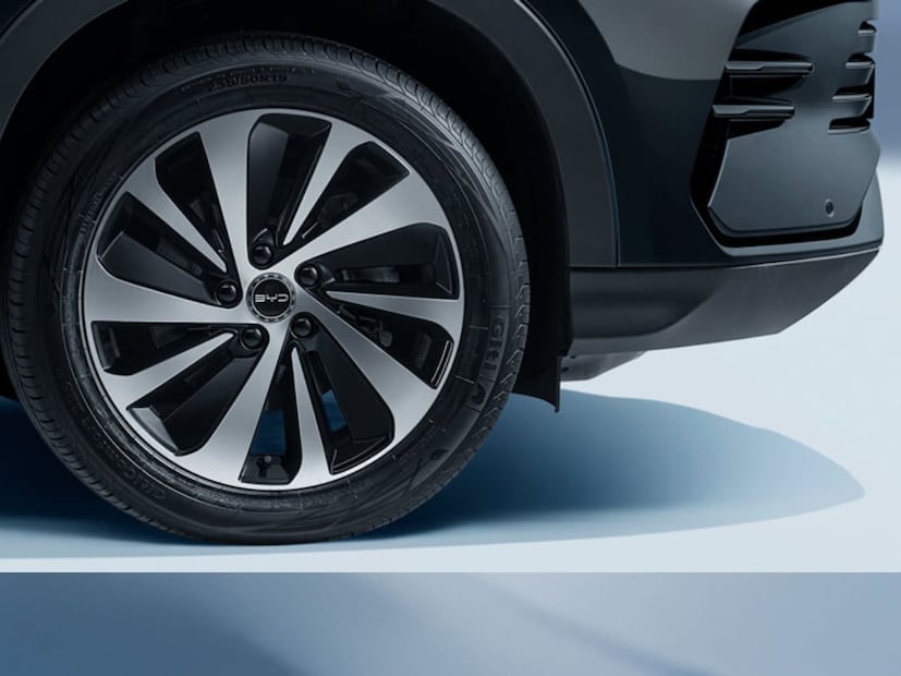  BYD Seal 06 DM-i वॅगन बाहेरून एखाद्या सेडान कारशी जुळते. नवीन मॉडेल गुळगुळीत बॉडी शेपसह  “मरीन एस्थेटिक्स”  बॉडी लँग्वेजसारखीच आहे. 