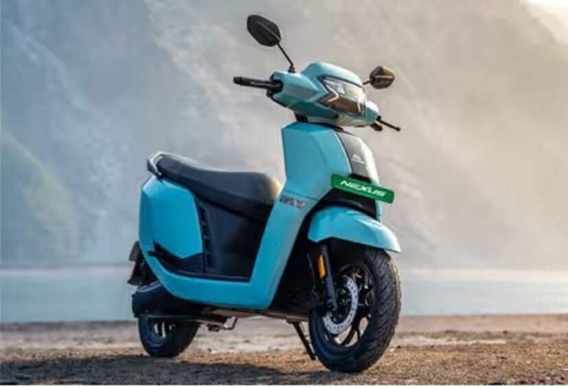 Best Electric Scooters for Rain: पावसाळ्यात निसरडे रस्ते, कमी व्हिजिबिलिटी आणि वाढलेली रहदारी यासह अनेक आव्हाने येतात. परंतु योग्य इलेक्ट्रिक स्कूटर तुम्हाला सुरक्षितता, आराम आणि स्टाइलसह या सर्वांचा सामना करण्यास मदत करू शकते. आज आम्ही तुमच्यासाठी अशा ई-स्कूटर घेऊन आलो आहोत जे पावसाळ्यात या अडथळ्यांना तोंड देण्यास मदत करू शकतात.