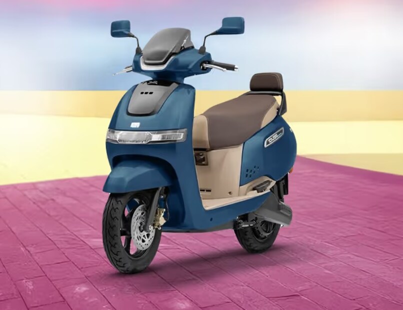 TVS iQube : TVS iQube (2.2 kWh) हा एक स्मार्ट पर्याय आहे. त्याचा टॉप स्पीड 75 किमी प्रतितास आहे आणि IDC रेंज सुमारे 212 किमी आहे. त्याच्या मुख्य फीचर्सपैकी एक म्हणजे त्याची जलद चार्जिंग क्षमता, बॅटरी 2 तास 45 मिनिटांत 80% पर्यंत चार्ज होते. त्याची किंमत ₹94,434 आहे आणि ती पर्ल व्हाइट, वॉलनट ब्राउन आणि टायटॅनियम ग्रे या तीन आकर्षक रंगांमध्ये उपलब्ध आहे.