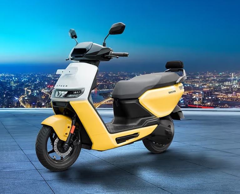 अथर रिझ्टा : ही दोन बॅटरी पर्यायांमध्ये उपलब्ध आहे: 2.9 kWh आणि 3.7 kWh, लहान बॅटरी 123 किमी पर्यंतची रेंज देते, तर मोठी बॅटरी ती 159 किमी पर्यंत वाढवते. दोन्ही 4.3 kW मोटरसह जोडलेले आहेत.जे 80 किमी प्रति तासाच्या कमाल गतीपर्यंत पोहोचण्यास सक्षम आहे. 2.2 kWh बॅटरी सुमारे 5 तास 45 मिनिटांत 80% पर्यंत चार्ज होते, तर मोठी बॅटरी सुमारे 4 तास 30 मिनिटांत ते करते. ₹1.09 लाख एक्स-शोरूम किंमतीपासून सुरू होणारी, रिझ्टा एक शक्तिशाली इलेक्ट्रिक स्कूटर आहे.