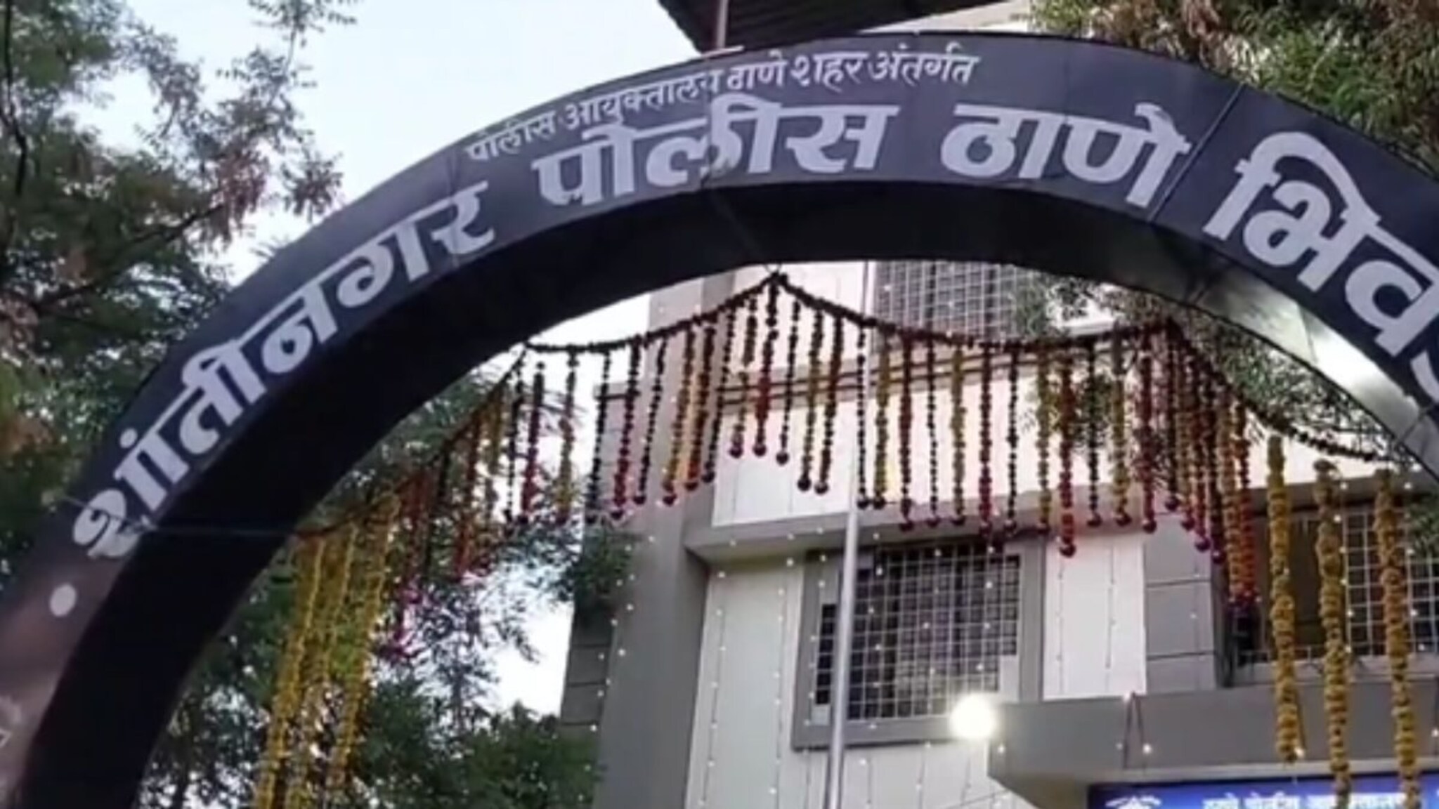 अपहरणाचा प्रयत्न, विद्यार्थिनीने कंपासमधल्या कर्कटकने हल्ला चढवला, रिक्षाचालक...