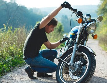 Bike मधील इंधन संपलंय? मदतीला कोणीच नाही? या 3 ट्रिकने दूर होईल प्रॉब्लम