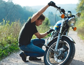 Bike मधील इंधन संपलंय? मदतीला कोणीच नाही? या 3 ट्रिकने दूर होईल प्रॉब्लम Bike मधील इंधन संपलंय? मदतीला कोणीच नाही? या 3 ट्रिकने दूर होईल प्रॉब्लम