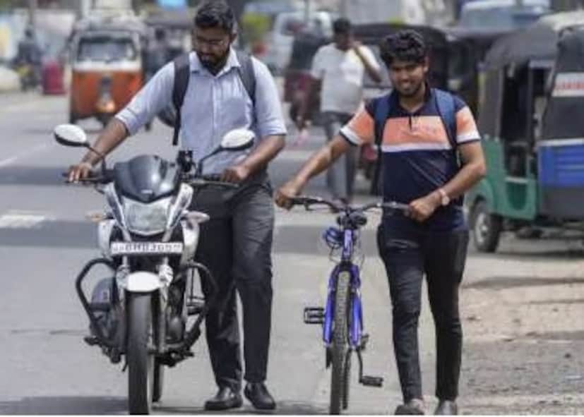 चॉकचा वापर सुज्ञपणे करा : तुमची बाईक सुरू होत नसेल आणि पेट्रोल संपण्याची शक्यता असेल तर प्रथम चोकचा वापर करा. काही बाईकमध्ये, चोक चालू करून, टाकीच्या तळाशी जमा झालेले काही पेट्रोल इंजिनपर्यंत पोहोचते. यासह, बाईक काही काळासाठी सुरू होऊ शकते. बाईक सुरू होताच, वेळ वाया न घालवता पेट्रोल पंपावर पोहोचा. लक्षात ठेवा की ही पद्धत प्रत्येक बाईकमध्ये काम करत नाही कारण सर्व बाईकमध्ये चोक सिस्टम नसते.