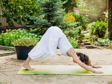 दिवसभर बसून काम केल्याने सारखी पाठ दुखते? 'या' 7 योगासनांनी मिळेल त्वरित आराम..