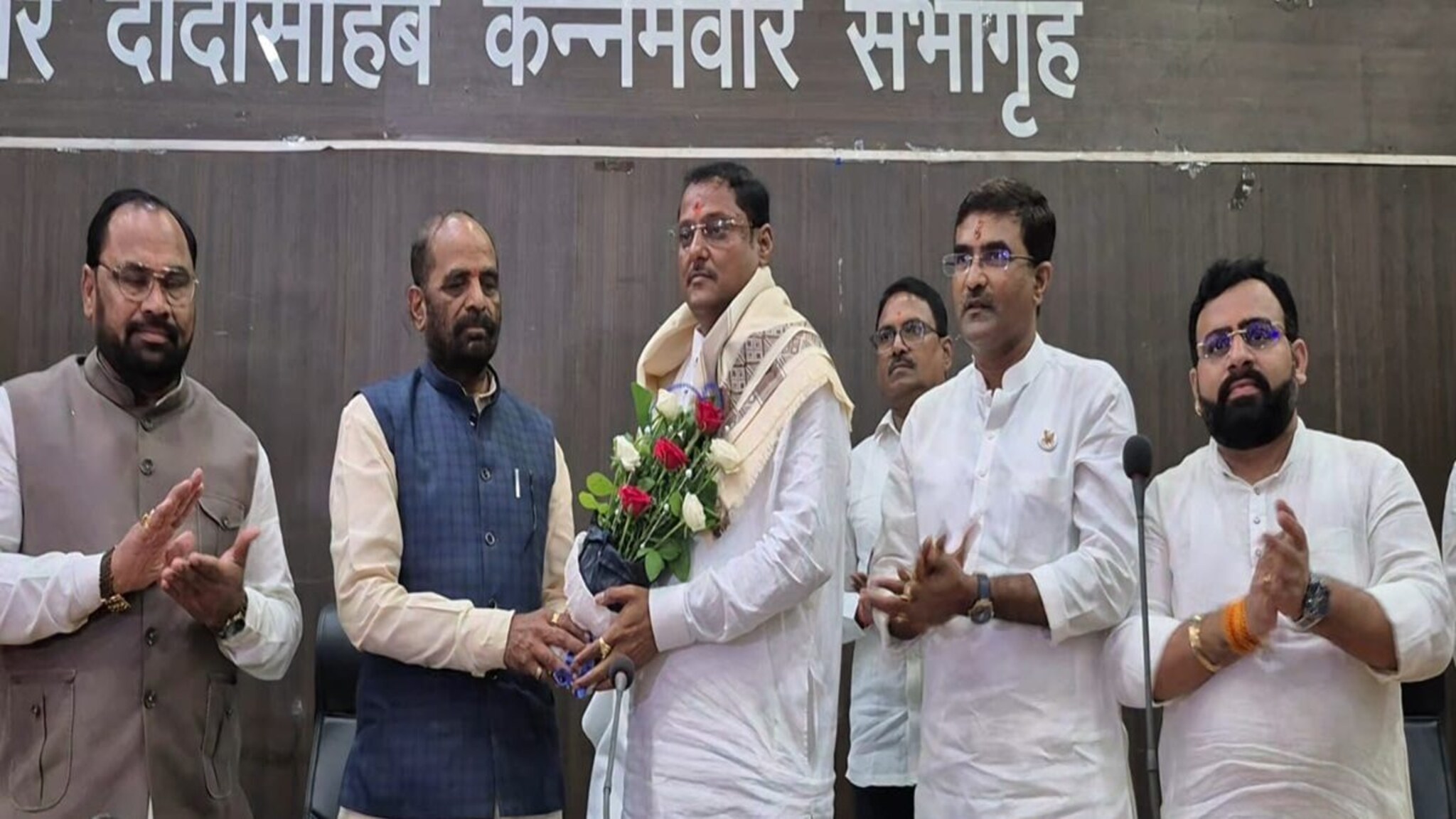 ठाकरेंना जबर झटका, राजीनामा देऊन शिंदे थेट भाजपमध्ये, चंद्रपूर जिल्हा बँकेवर कमळ फुललं!