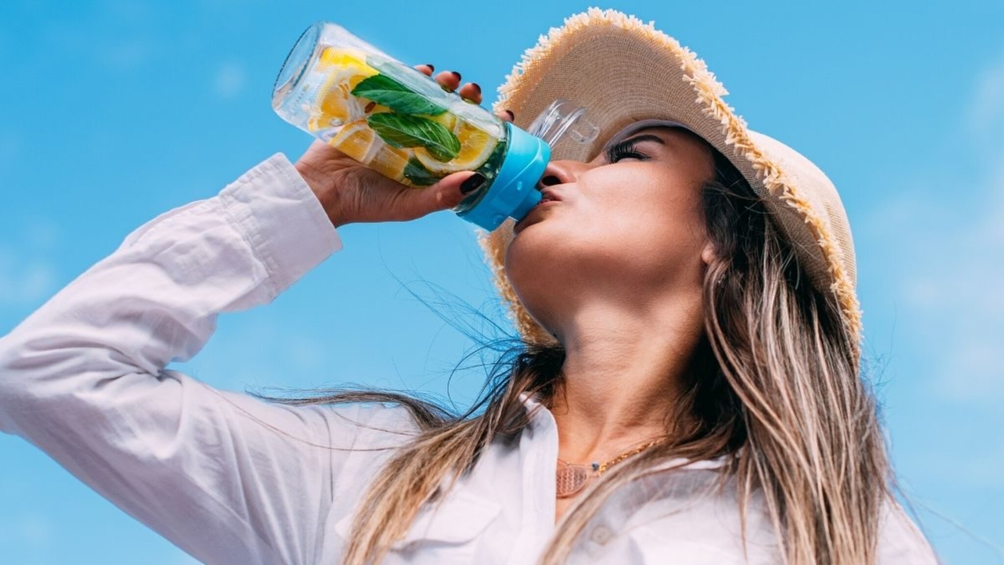 Detox Water : बरेच सेलिब्रिटी पितात डिटॉक्स वॉटर, तुम्ही घरीही बनवू शकता, एक ना दोन अनेक फायदे