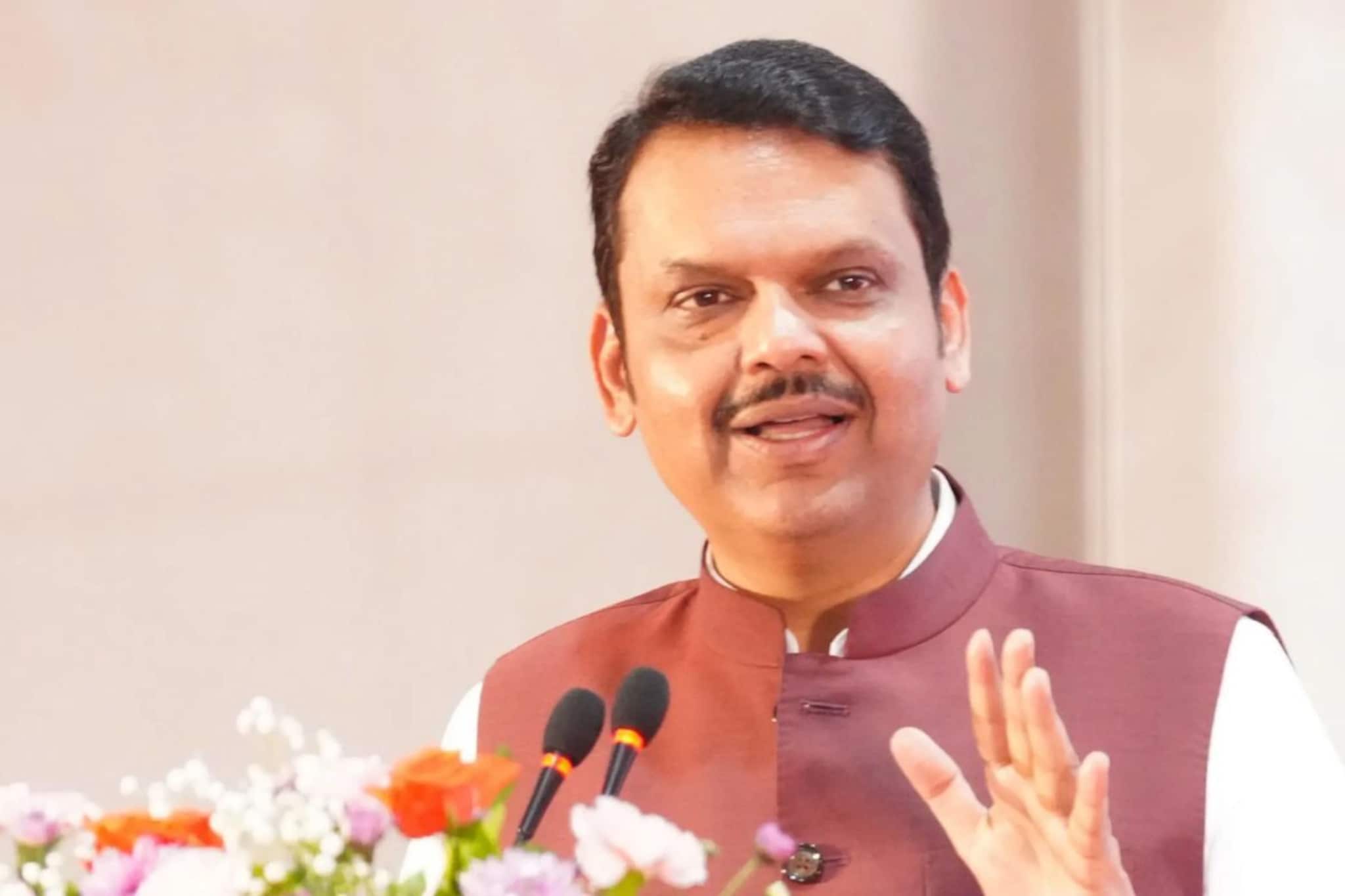 अख्खा पक्ष विरोधात, पण 'या' दिग्गज नेत्याचा फडणवीसांना पाठिंबा,  एका पत्राने राज