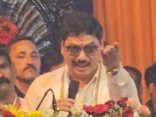 पोलिसांना आडनाव लावता येत नाही, हीच सामाजिक समता? धनंजय मुंडेंचा सवाल