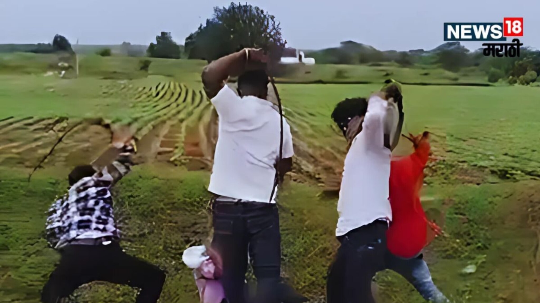 Dharashiv Crime : 'पोरीचा नंबर दे' म्हणत टोळक्याची विद्यार्थ्याला हंटरने बेदम मारहाण, Video काढला अन्...