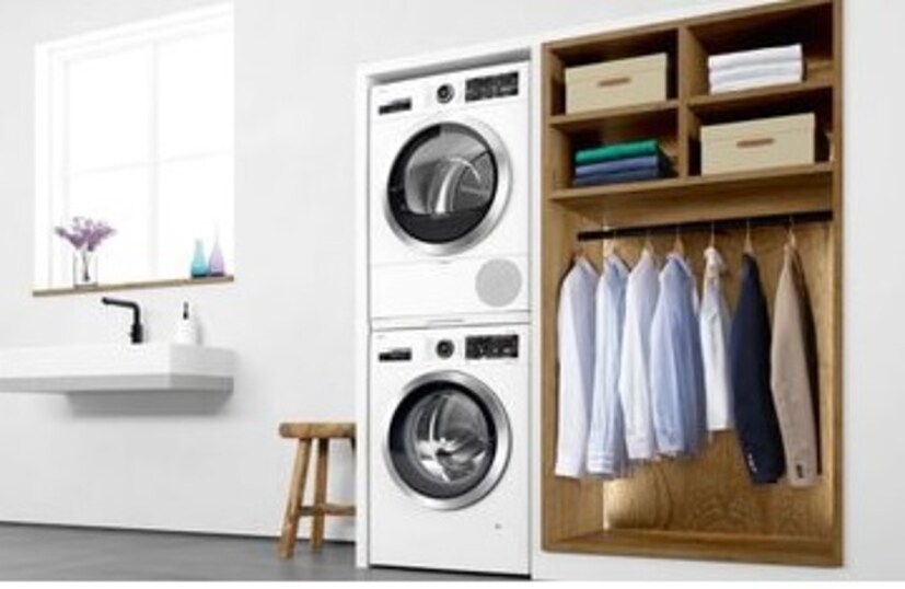 इलेक्ट्रिक कपडे ड्रायर म्हणजे काय आणि ते कसे काम करते? : इलेक्ट्रिक कपडे ड्रायर हे एक कॉम्पॅक्ट आणि हलके उपकरण आहे जे तुम्ही कुठेही वापरू शकता. यात एक लहान बॉक्स आहे ज्यामध्ये गरम हवा निर्माण करणारी प्रणाली आहे. तुम्हाला फक्त तुमचे ओले कपडे ड्रायरमध्ये लटकवायचे आहेत आणि मशीन चालू करायची आहे. यानंतर, हे उपकरण कपड्यांभोवती गरम हवा वाहते आणि काही मिनिटांत कपडे पूर्णपणे कोरडे होतात.