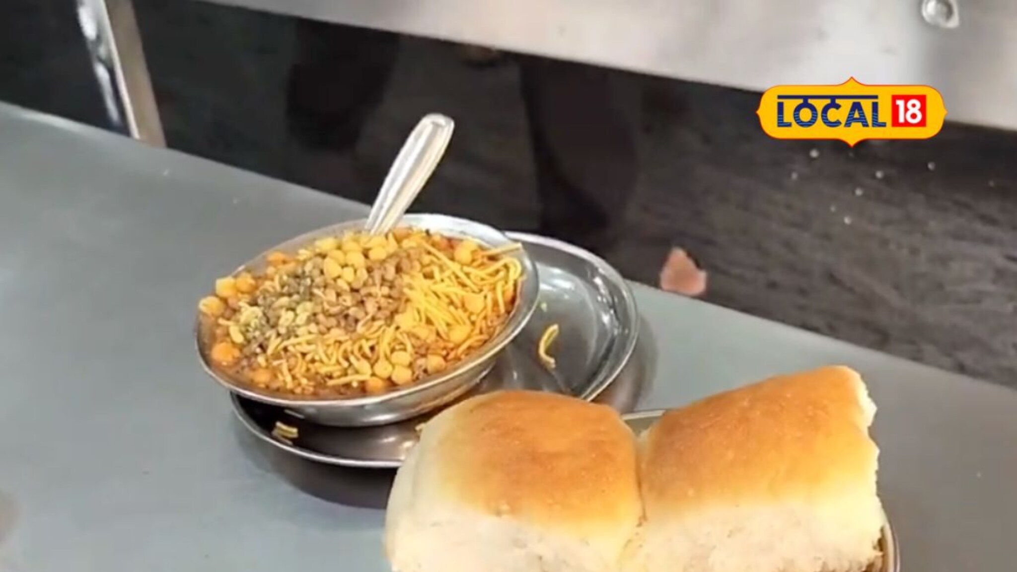 Famous Misal Pune: तुपातली मिसळ कधी खाल्लीये का? पुण्यात एकाच ठिकाणी मिळतायत 6 प्रकार, चव एक नंबर!