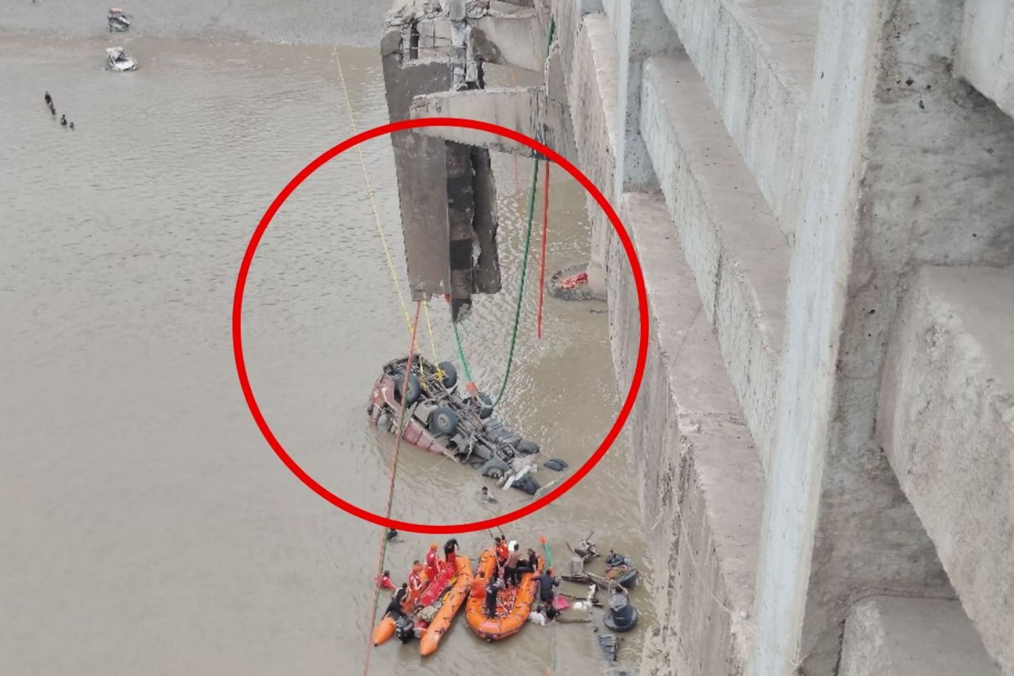 भरधाव वेगात कार आली अन् अचानक रस्ताच गायब, गुजरात पूल दुर्घटनेत 9 जणांचा मृत्यू