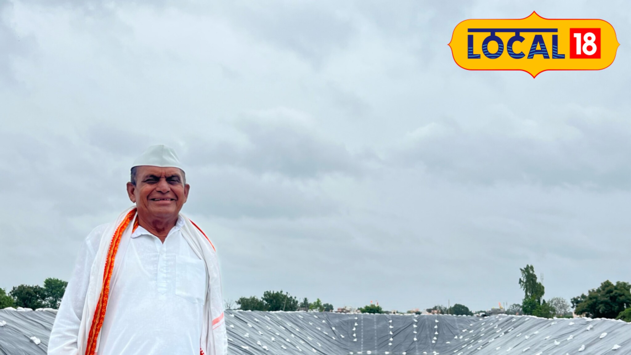 2 कोटी लिटर पाणी क्षमता, 50 फुट खोल, शेतकऱ्याने बनवले चक्क 2 एकरात शेततळे