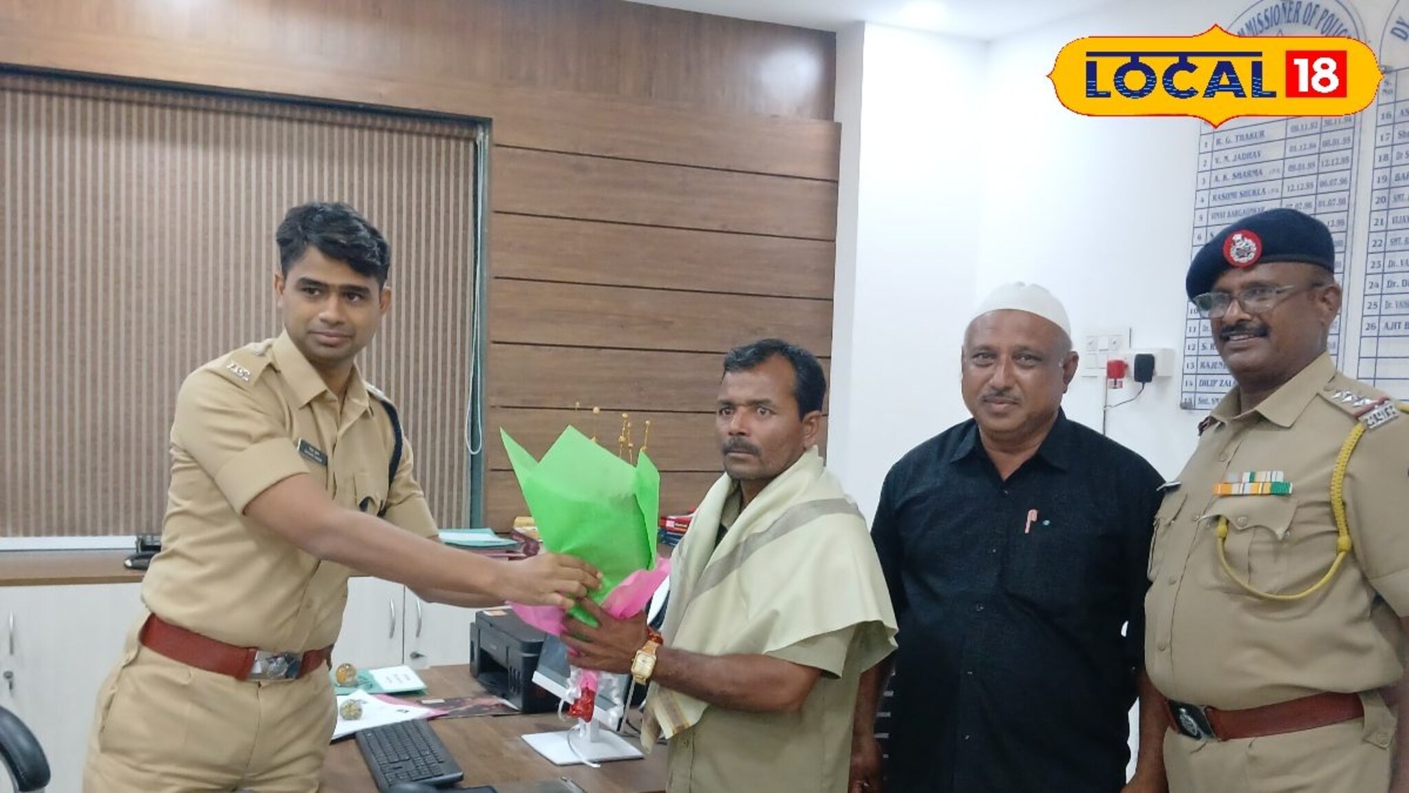 प्रामाणिकपणाचे कौतुक! रिक्षाचालकाने लाखाचे दागिने केले परत, पोलिसांकडून रिवॉर्ड