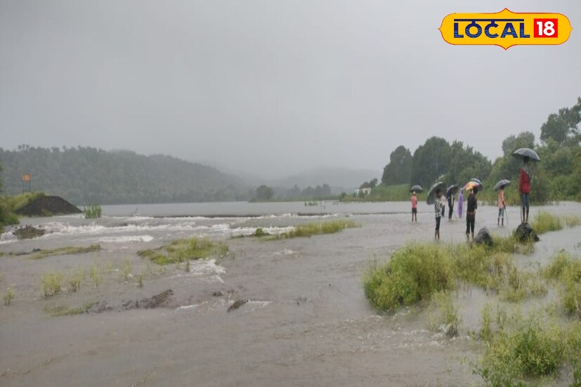 जालन्यात शनिवार आणि रविवार या दोन दिवस झालेल्या संतत धार आणि काही ठिकाणी मुसळधार पावसामुळे बदनापूर तालुका झोडपून काढला. त्यामुळे मात्रेवाडी शिवारातील शेताला तळ्याचे स्वरूप प्राप्त झाले होते. पाणी साचलेले शेत आहे की तळे आहे हे कळणे सुद्धा कठीण झाले होते. 